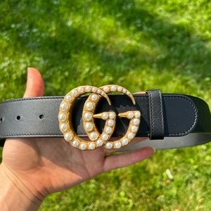 GUCCI - Leather belt with pearl